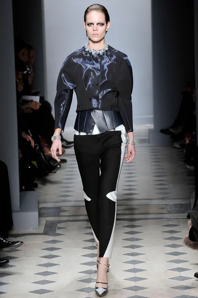 Look 16
